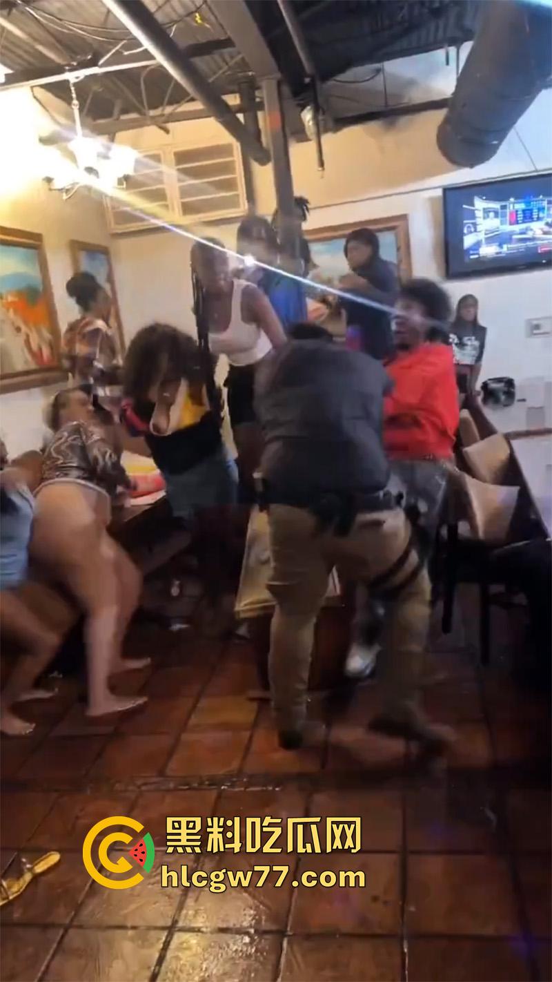 国外男子暴打女权，女权团体聚餐闹事，竟将其妻子拉入其中洗脑，大哥单枪匹马大战100女拳！-6