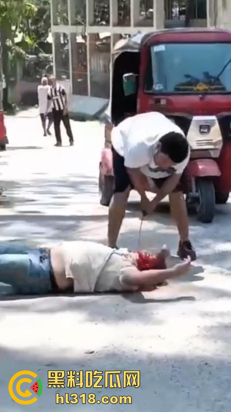 哥伦比亚绿帽男的愤怒，老婆被睡当街砍人，对着脑袋疯狂输出，操别人老婆的代价不小啊！-5