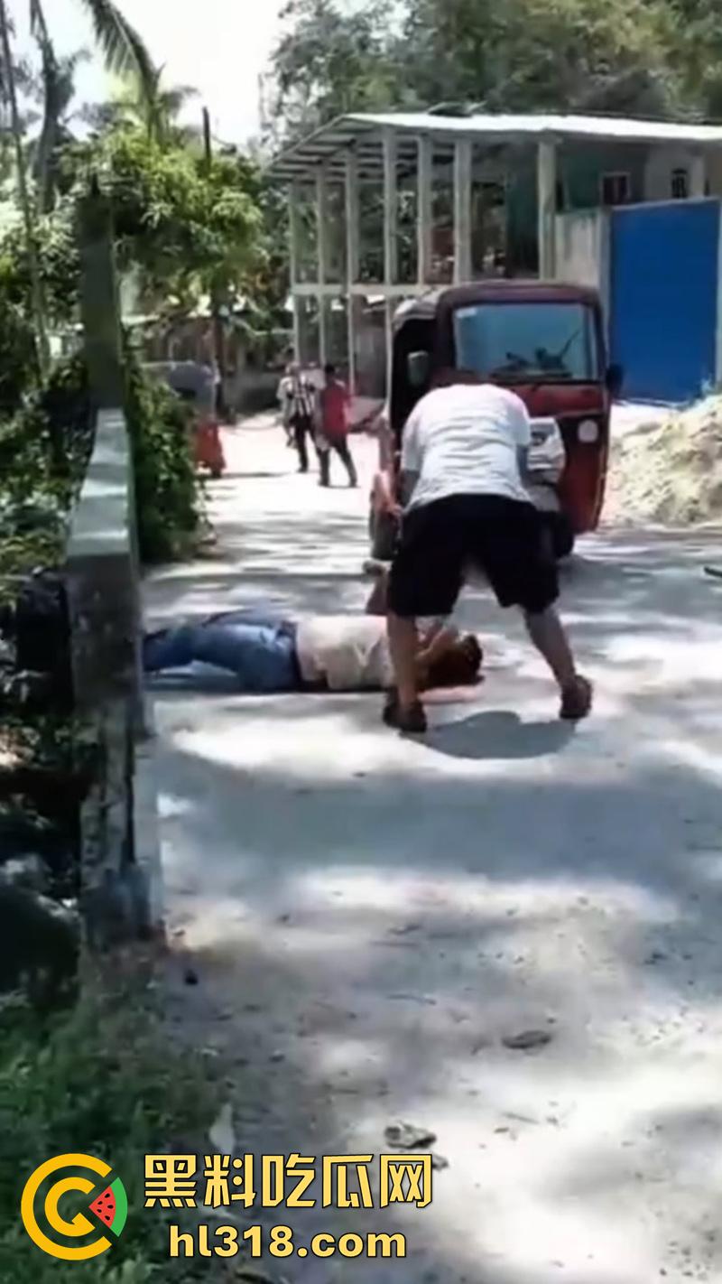 哥伦比亚绿帽男的愤怒，老婆被睡当街砍人，对着脑袋疯狂输出，操别人老婆的代价不小啊！-6