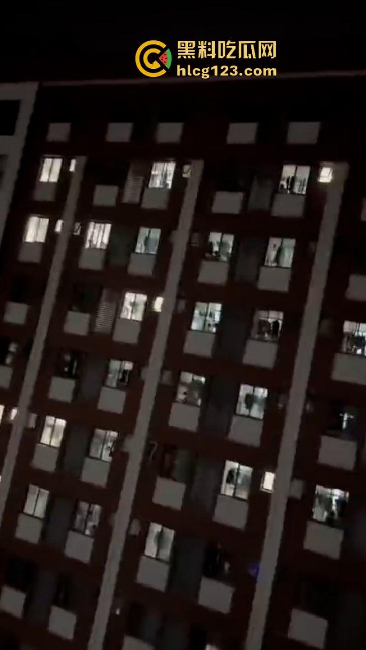 这真忍不了！【西安信息职业学院】因不满高额宿费 还断电断网学生集体硬核喊楼退钱-6