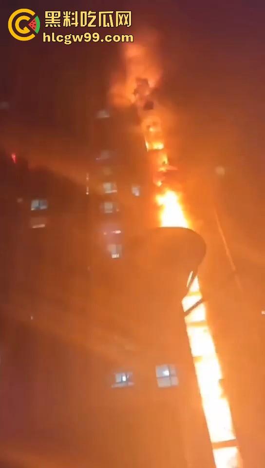 河北石家庄惊现火灾，据说是老头老奶积攒多年的纸箱着火的，现场火光冲天极其混乱！-2