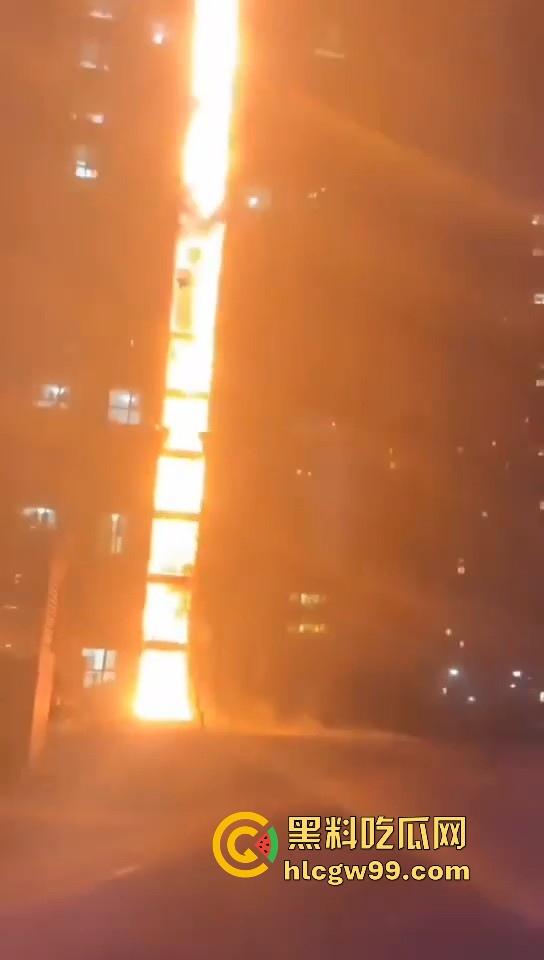 河北石家庄惊现火灾，据说是老头老奶积攒多年的纸箱着火的，现场火光冲天极其混乱！-3