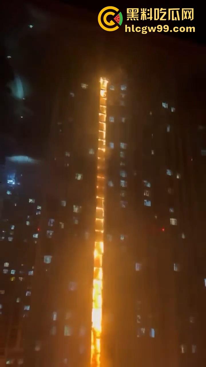 河北石家庄惊现火灾，据说是老头老奶积攒多年的纸箱着火的，现场火光冲天极其混乱！-7