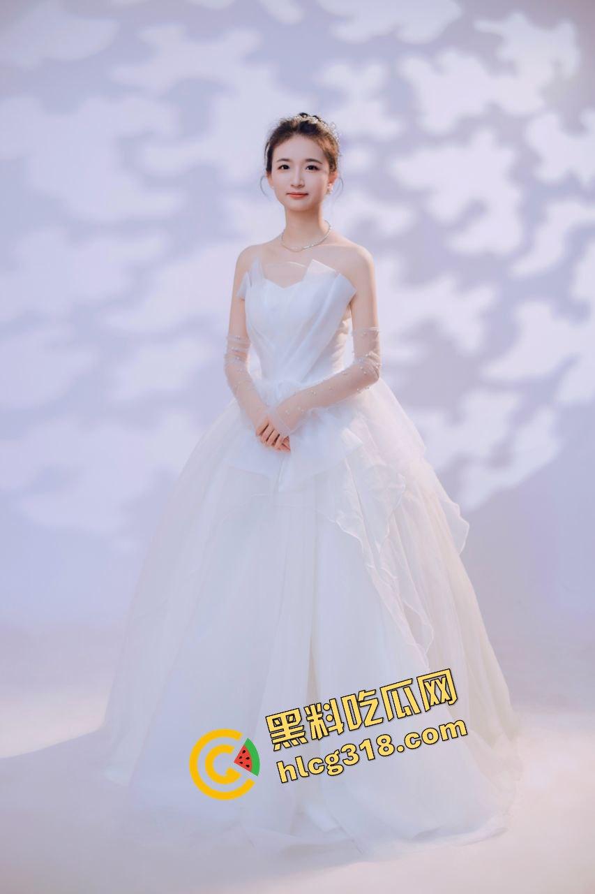 出轨上头后被玩成牲口，已婚白衣人妻『林妍』沦为情欲母狗，夜夜被炮友爆操调教，蹲地舔棒成奴隶！-3