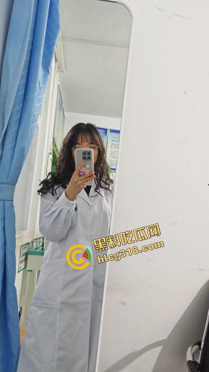 出轨上头后被玩成牲口，已婚白衣人妻『林妍』沦为情欲母狗，夜夜被炮友爆操调教，蹲地舔棒成奴隶！-11