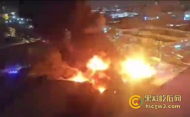 广州石井大道石丰花园煤气爆炸起火，现场多辆消防车救援，爆炸气浪把消防员吹倒！-2