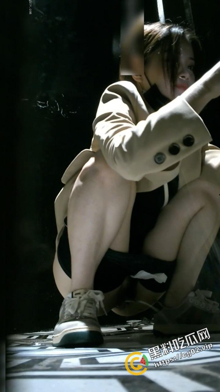 偸拍Club夜场 女厕 超多时尚靓妹方便 逼脸同框  意外收获性急小情侣口交后入快餐式性爱-6