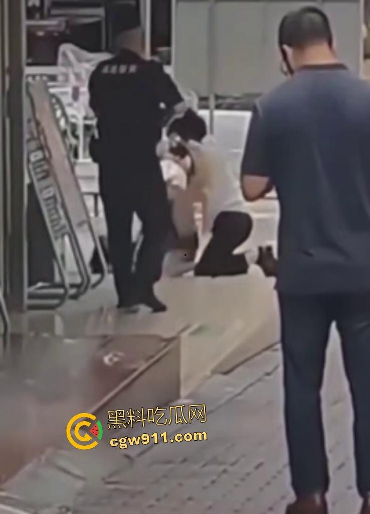 奶茶狂魔没有奶茶打男友，女子情绪崩溃狂扇男人耳光，反遭铁拳痛殴喷血，区区一杯奶茶引爆情侣互殴！-2