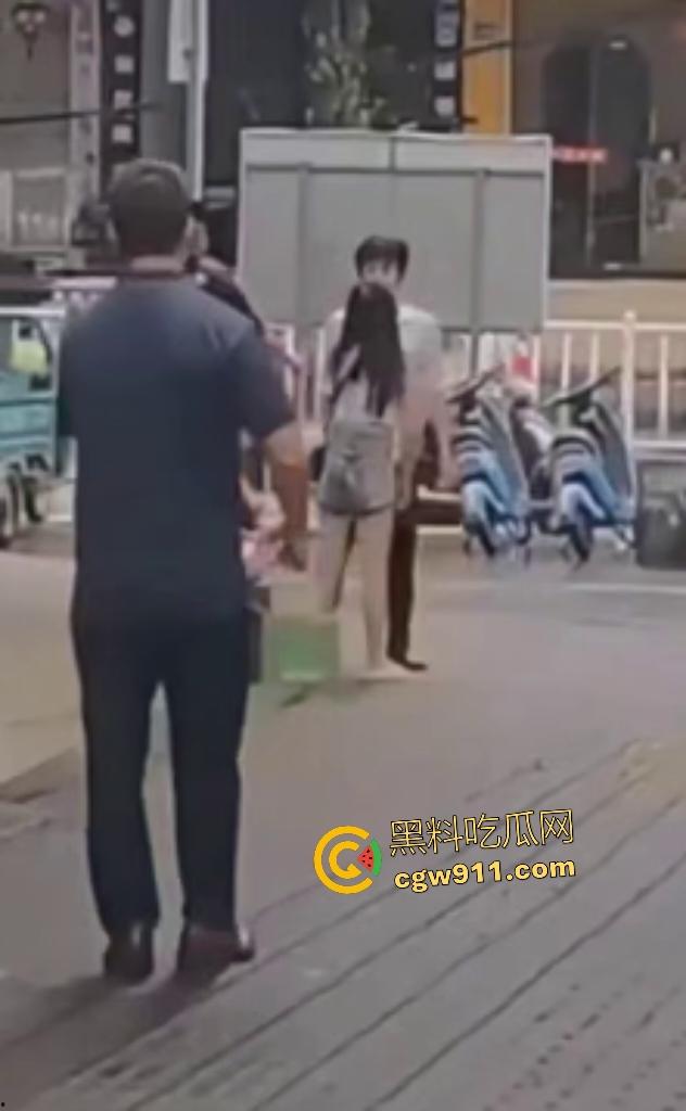 奶茶狂魔没有奶茶打男友，女子情绪崩溃狂扇男人耳光，反遭铁拳痛殴喷血，区区一杯奶茶引爆情侣互殴！-4