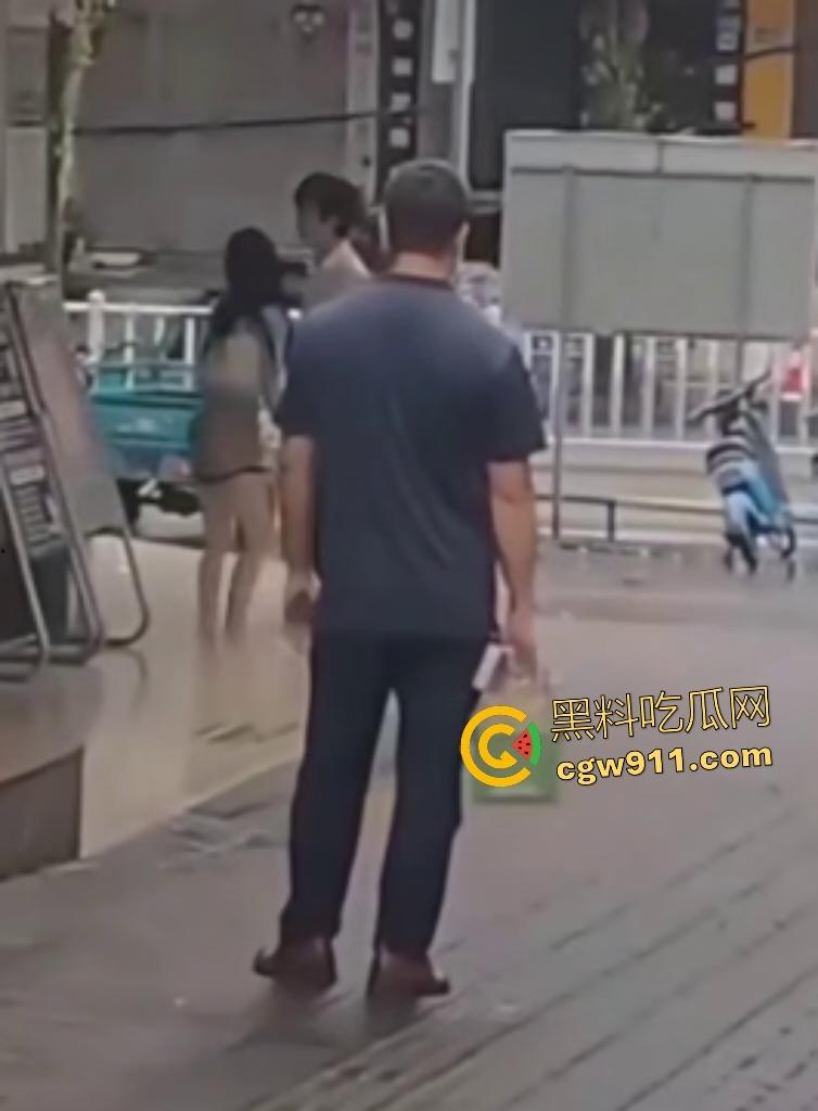 奶茶狂魔没有奶茶打男友，女子情绪崩溃狂扇男人耳光，反遭铁拳痛殴喷血，区区一杯奶茶引爆情侣互殴！-5