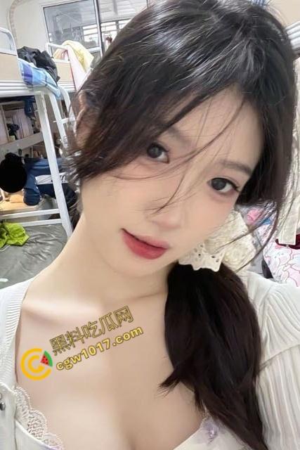 半夜闯入嫩艳小姨子房，不穿内裤赤裸诱惑，舌尖轻吻肉穴深处，脚踩鸡巴丝袜磨，饥渴肉体大胆索求！-3