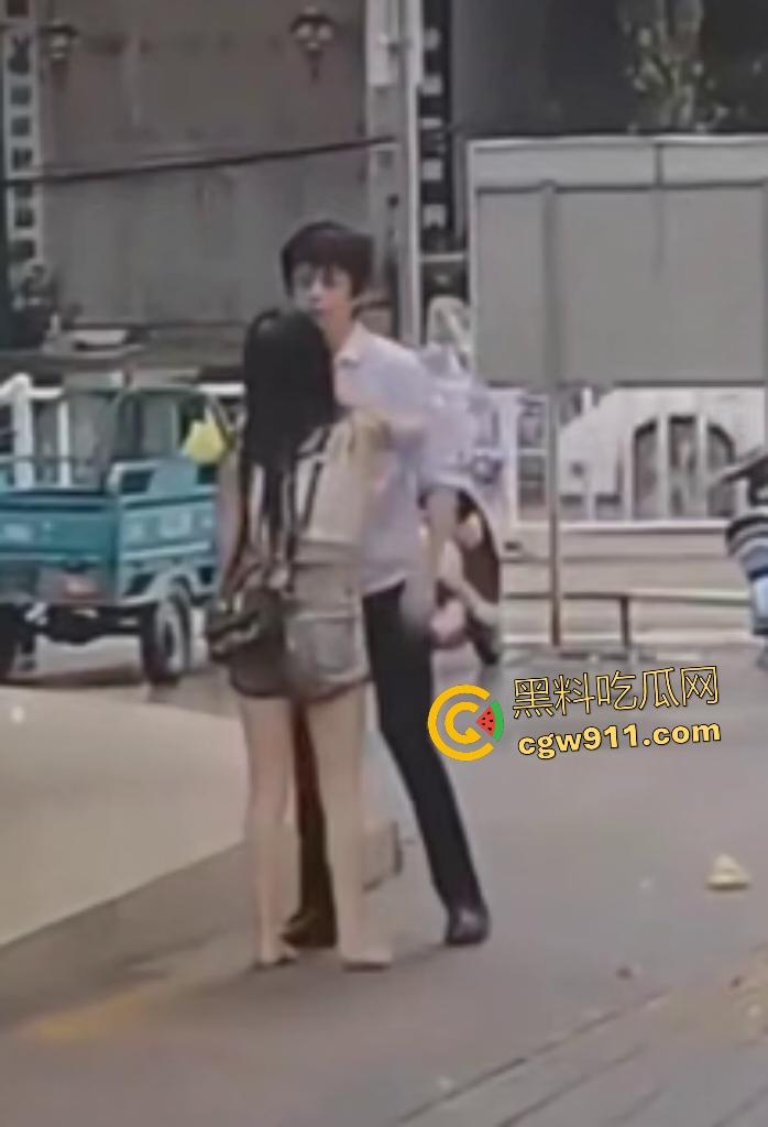 奶茶狂魔没有奶茶打男友，女子情绪崩溃狂扇男人耳光，反遭铁拳痛殴喷血，区区一杯奶茶引爆情侣互殴！-8