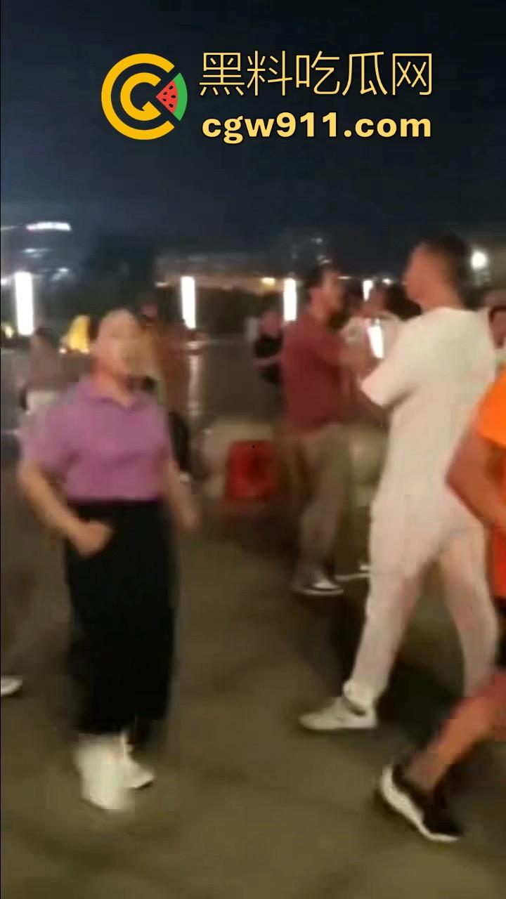 广场暴走团与一名男子发生肢体冲突！男子为求流量挡道拍摄，却遭老年暴走团群殴殴打，打得好！-6