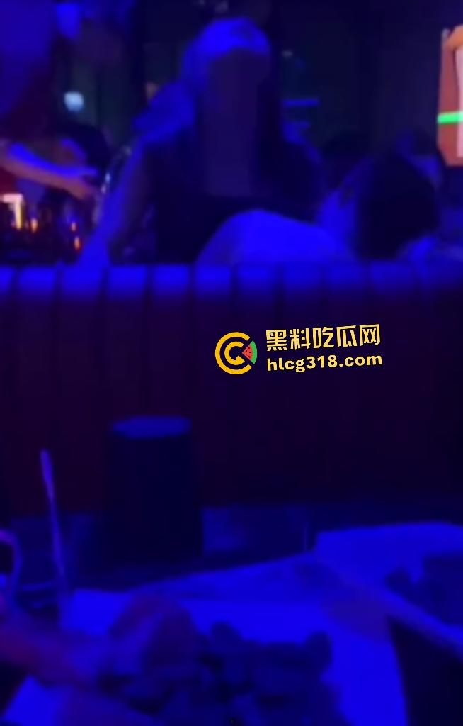 女友独自去酒吧喝醉坐别的男人腿上！裤子脱了插进去猛骑！一旁男的还趁机摸奶！-2