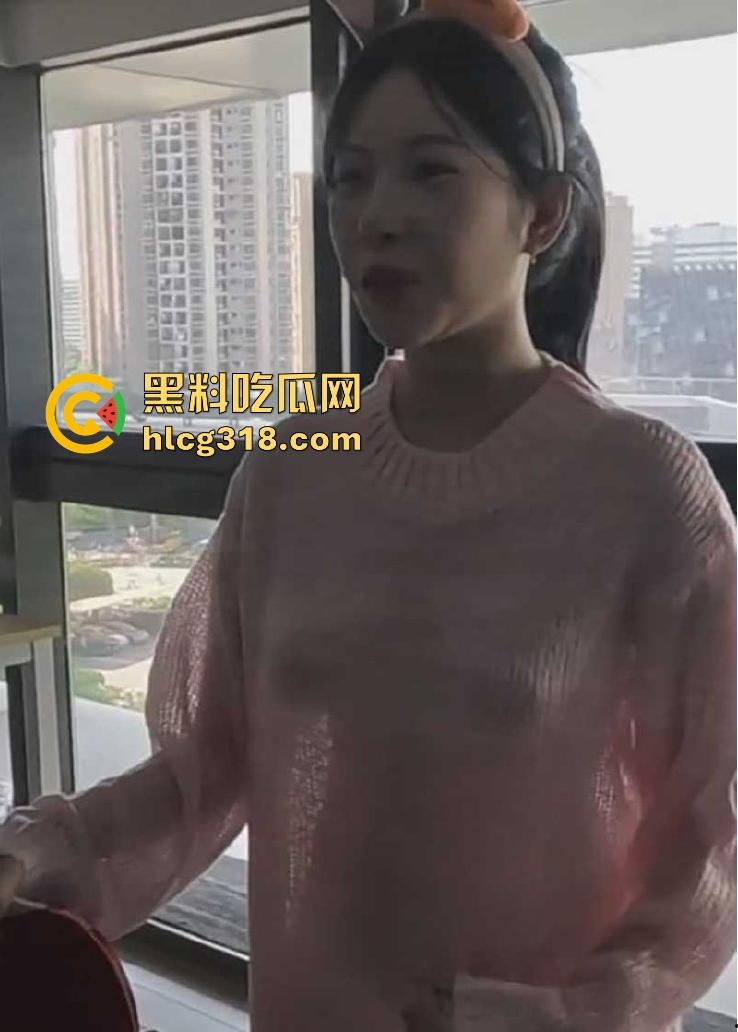 国内乒乓球媛转战海外抖音，G杯大奶真空打乒乓球，两颗奶子若隐若现，吸引大量粉丝驻足围观。-6