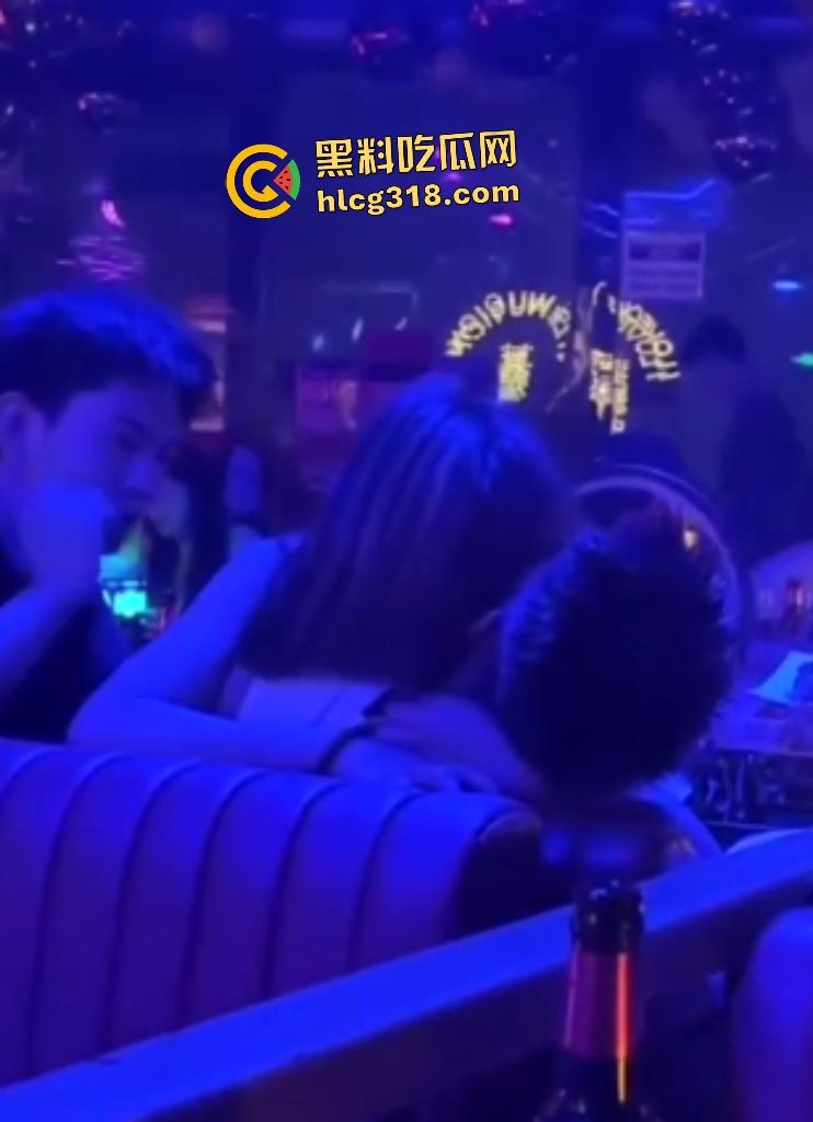 女友独自去酒吧喝醉坐别的男人腿上！裤子脱了插进去猛骑！一旁男的还趁机摸奶！-6