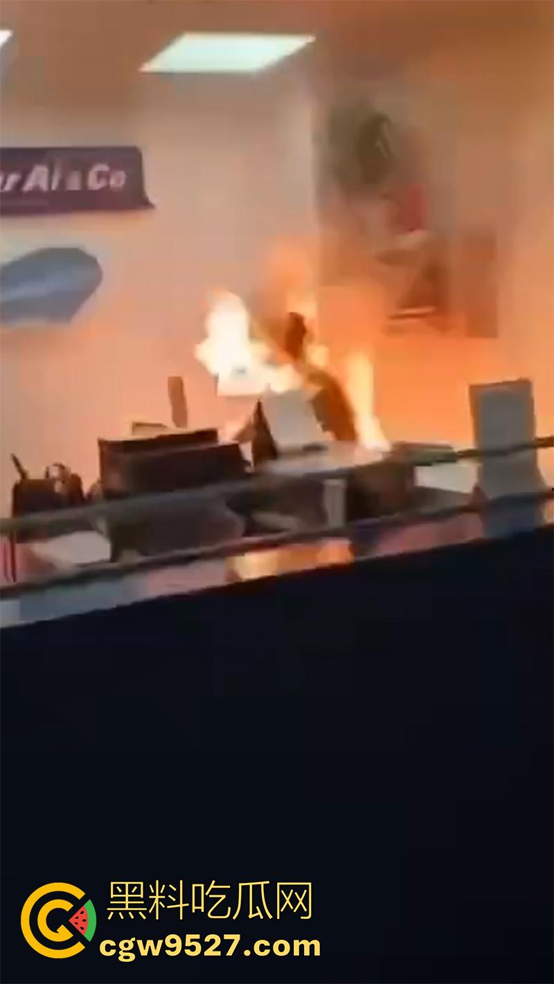 哈萨克斯坦男子，在阿拉木图机场自焚，火势很快被扑灭，受害者被送往市立医院接受治疗！-2