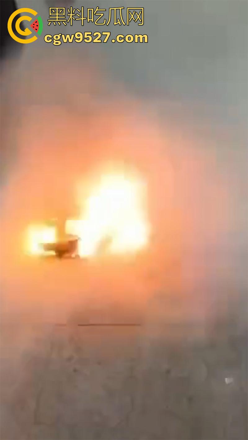 哈萨克斯坦男子，在阿拉木图机场自焚，火势很快被扑灭，受害者被送往市立医院接受治疗！-4