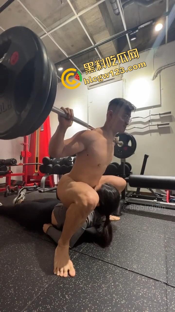 台湾健身房卧推深蹲爆操，健身佬简直不练肌肉练逼一边举铁一边被口交，杠铃当情趣道具！-10