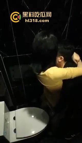 酒吧厕所激情舔逼！高大小男模埋头苦干，把少妇舔的淫水直流，腿夹着头都不想松开！淫荡无比！-11