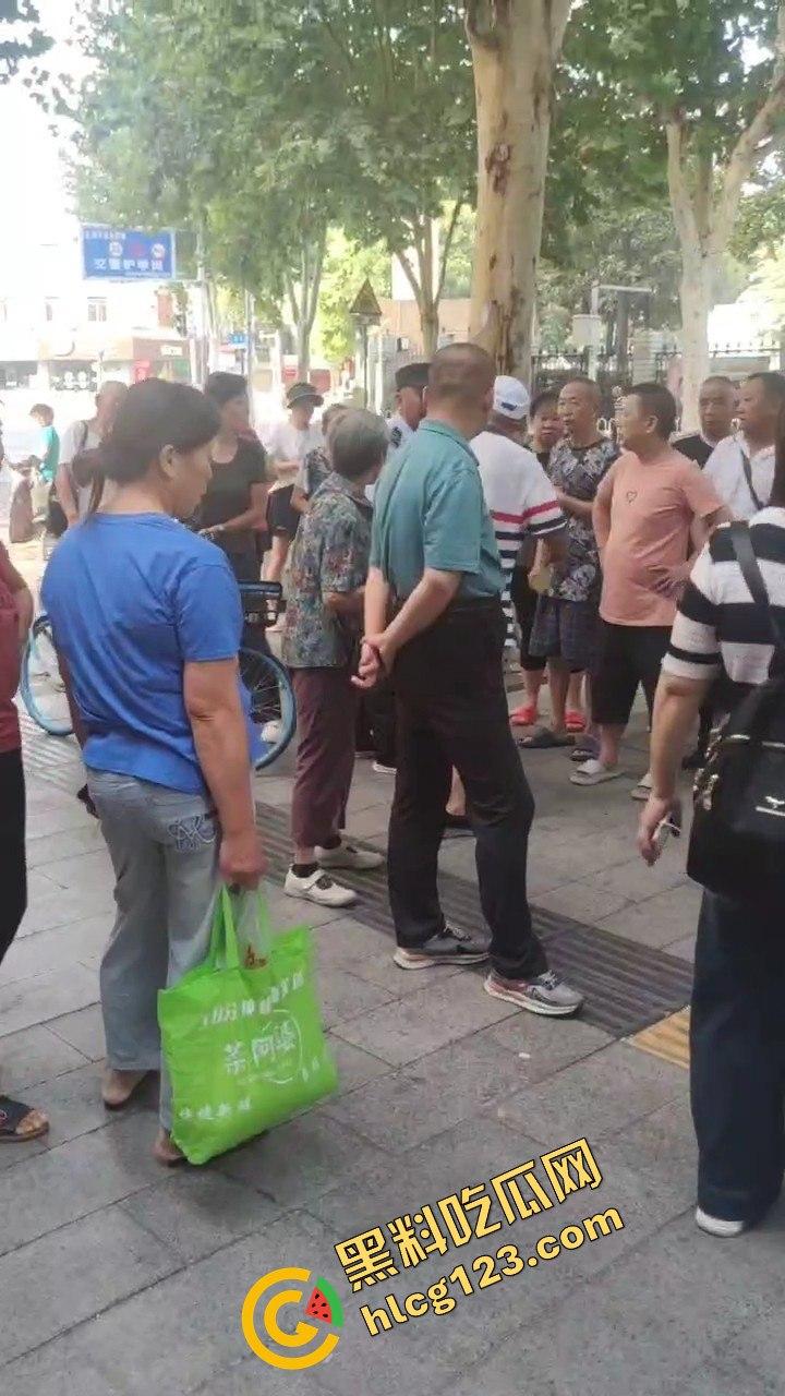 武汉超雄城管上演碰瓷大戏！大爷还没躺下他先躺，直接倒地喊头疼，懵逼大爷无路可走！-9