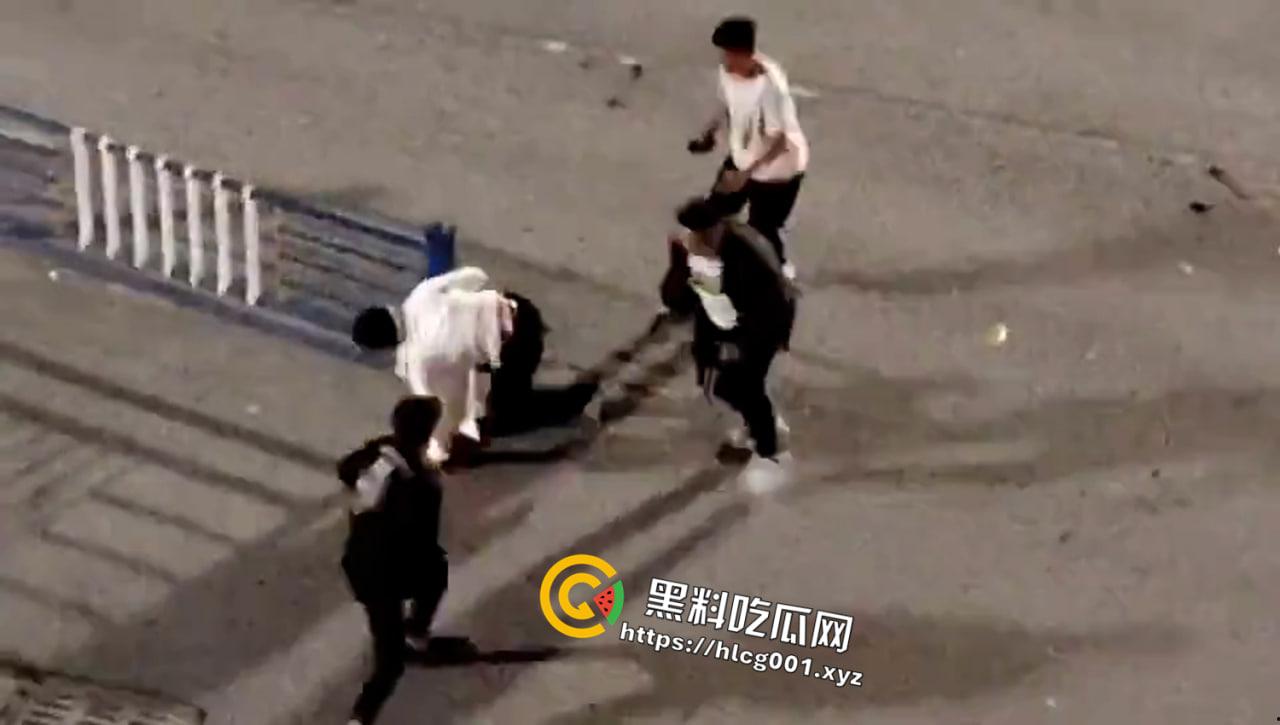 河南信阳古惑仔！大街上持刀砍杀 宛如黑帮片械斗  杀了就走 年轻人就是天不怕地不怕啊-2