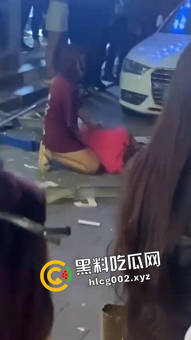 瓜友求瓜！禹州建设路痴情男跳楼现场 情侣吵架吵到跳楼 现场视频流出-6