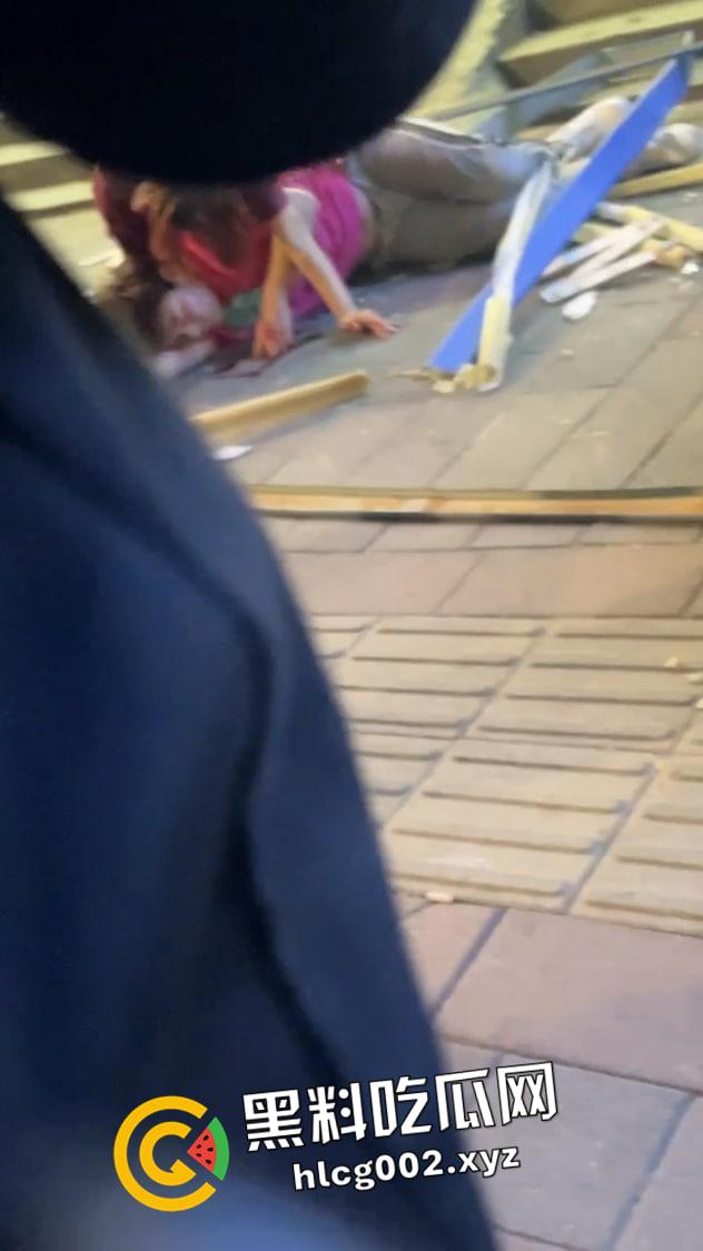 瓜友求瓜！禹州建设路痴情男跳楼现场 情侣吵架吵到跳楼 现场视频流出-8