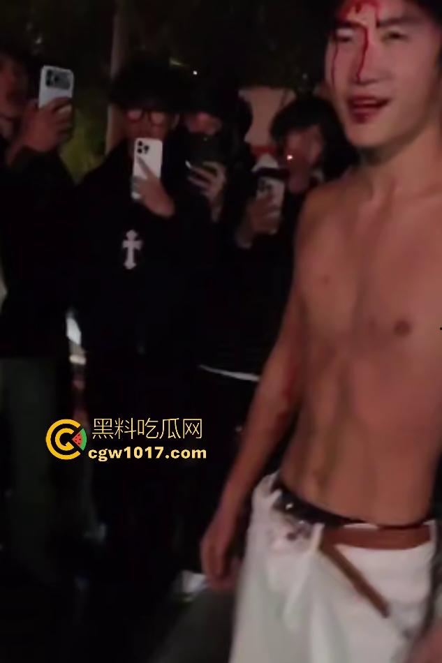 广西桂林谢霆锋1打4个C罗，只为争夺女友，谢霆锋没穿衣服被几个C罗当足球踢，真男人就要敢于单挑！-8