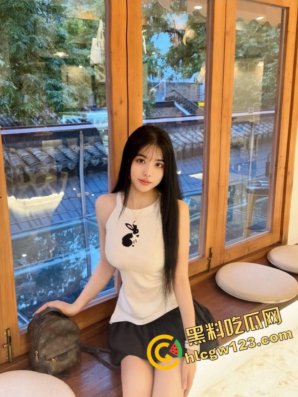 约炮大神睡白袜长靴学姐镜前舔棒到爆炸，黑丝足交舔得肉棒发烫秒杀全场，骚穴深处被顶炸！-1