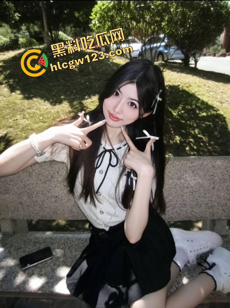 约炮大神睡白袜长靴学姐镜前舔棒到爆炸，黑丝足交舔得肉棒发烫秒杀全场，骚穴深处被顶炸！-4