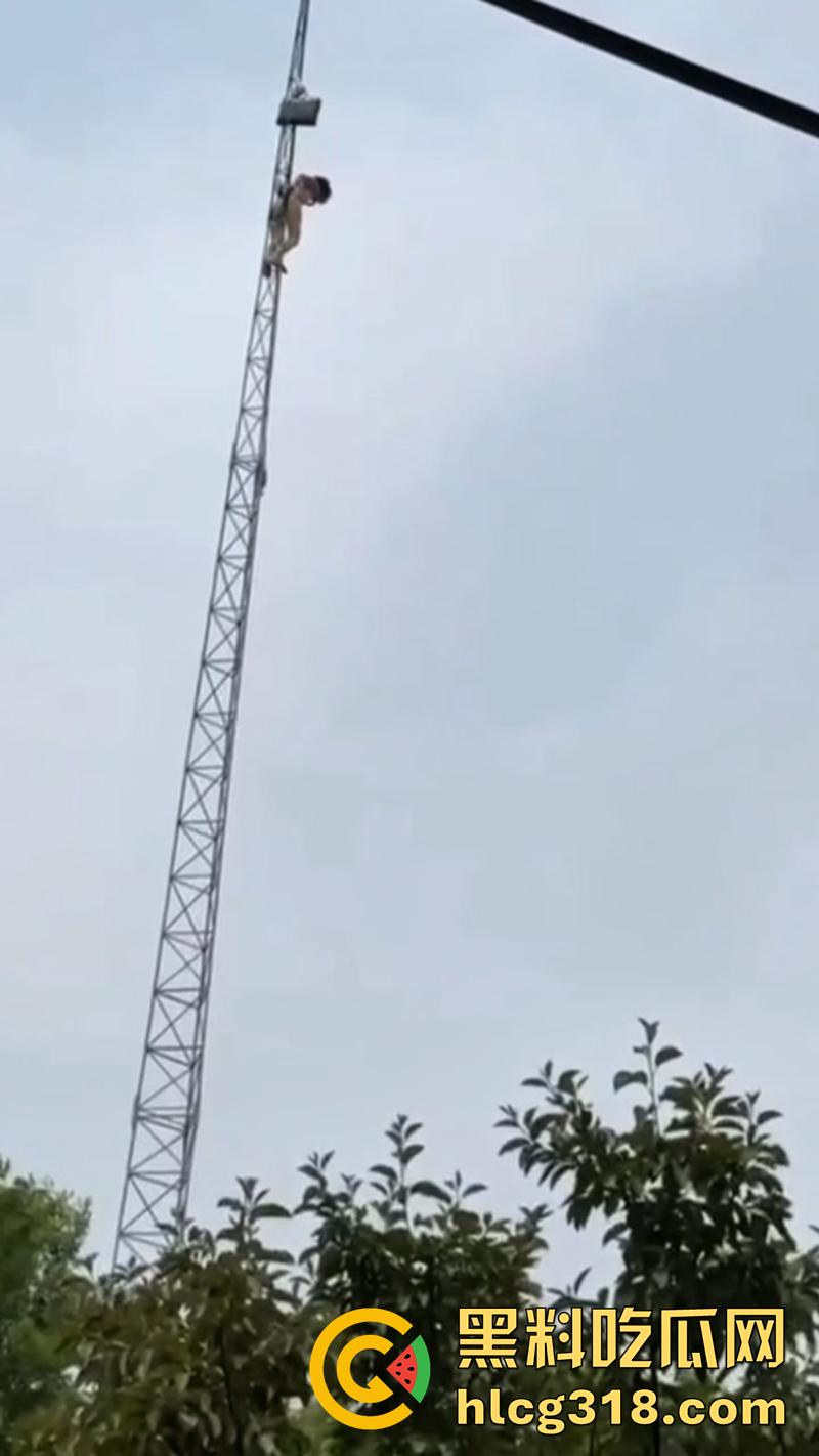 变态主人带母狗露出，突发奇想爬信号塔，高空捆绑拍照炫耀，结果主人意外坠落摔死，女子已获救！-5