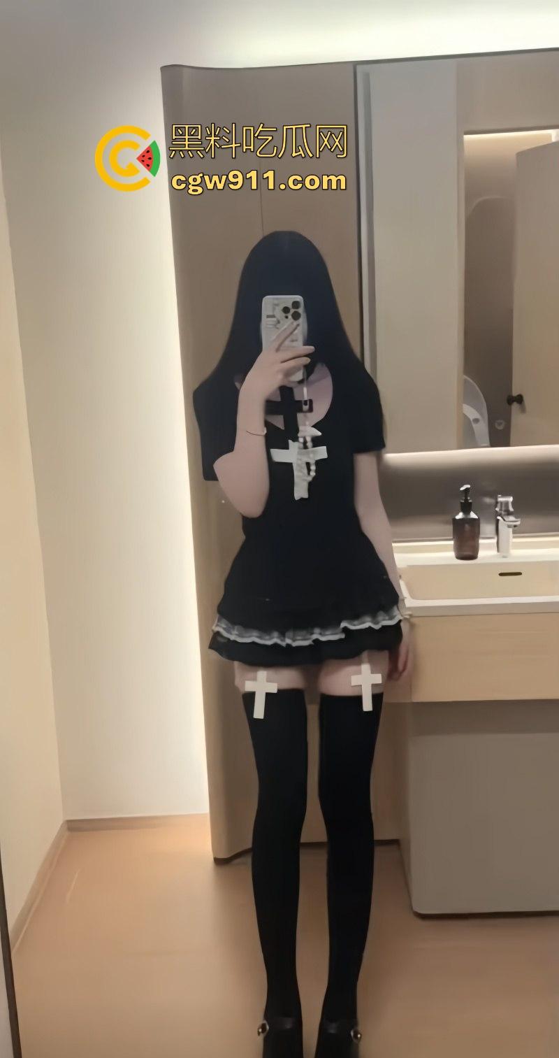 快手高颜值网红【小台】各种黑丝制服诱惑，水晶假屌抽插粉嫩肥鲍，翘臀扭动间透出无限诱惑！-2