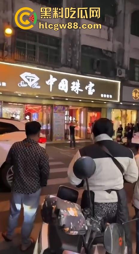 海南陵水新华街中国珠宝遭撬门进屋偷盗 大量黄金丢失 3名嫌犯以快速抓到1名到现场指认-4