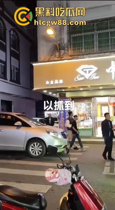 海南陵水新华街中国珠宝遭撬门进屋偷盗 大量黄金丢失 3名嫌犯以快速抓到1名到现场指认-6