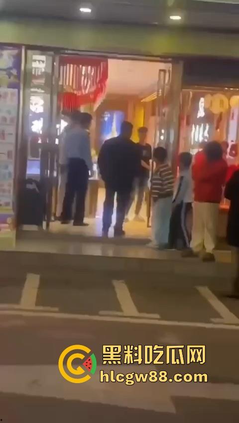 海南陵水新华街中国珠宝遭撬门进屋偷盗 大量黄金丢失 3名嫌犯以快速抓到1名到现场指认-7