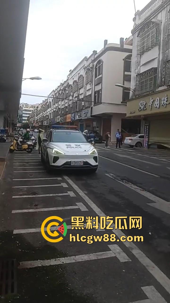 海南陵水新华街中国珠宝遭撬门进屋偷盗 大量黄金丢失 3名嫌犯以快速抓到1名到现场指认-9