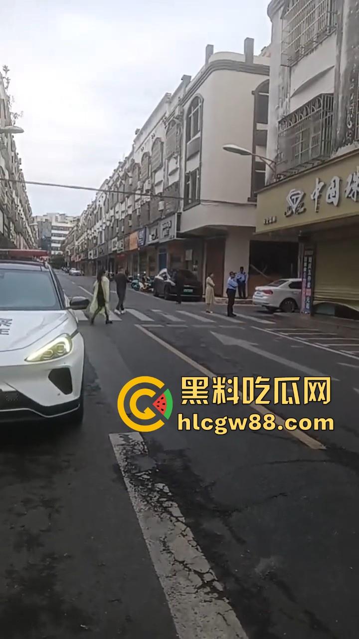 海南陵水新华街中国珠宝遭撬门进屋偷盗 大量黄金丢失 3名嫌犯以快速抓到1名到现场指认-10