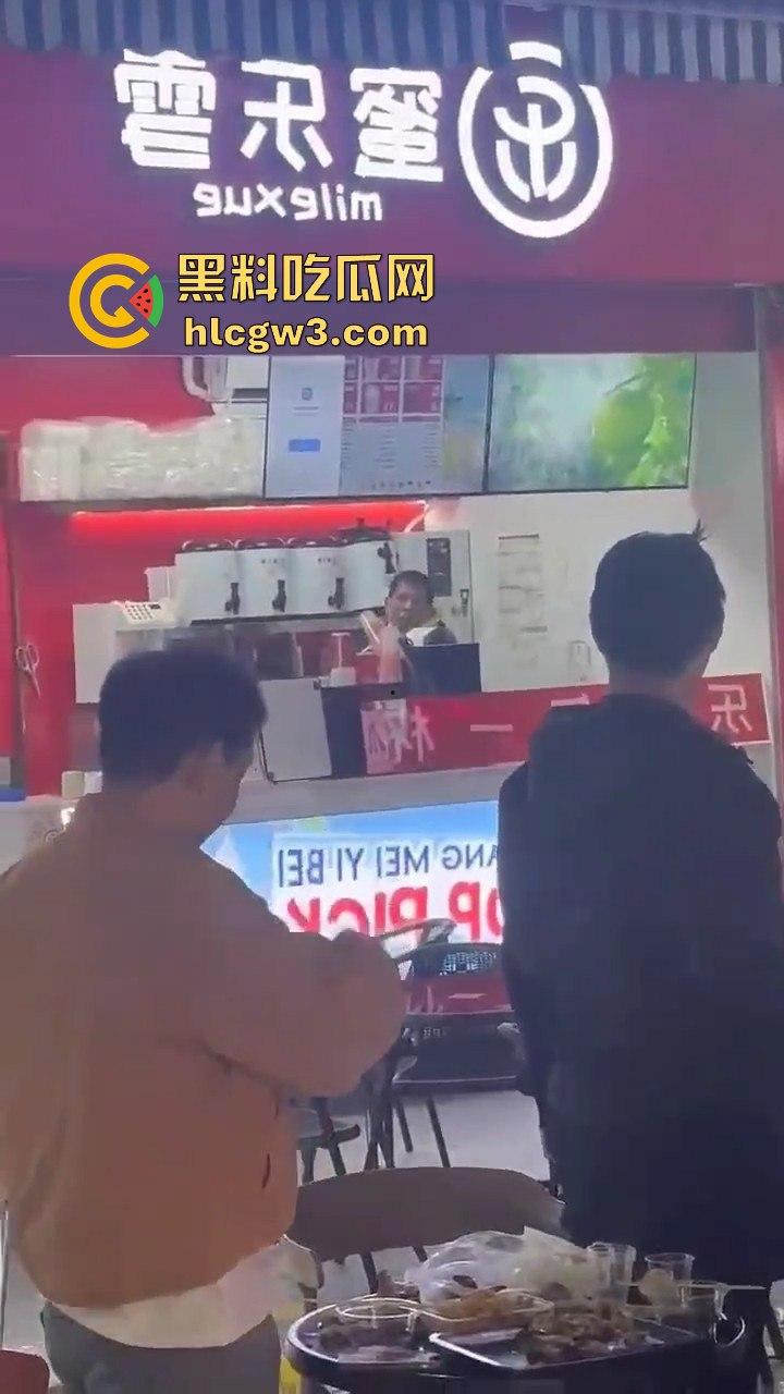 广州花都持刀男子当街挟持他人，警方迅速到场果断开枪击毙，场面堪比电影大片！-7