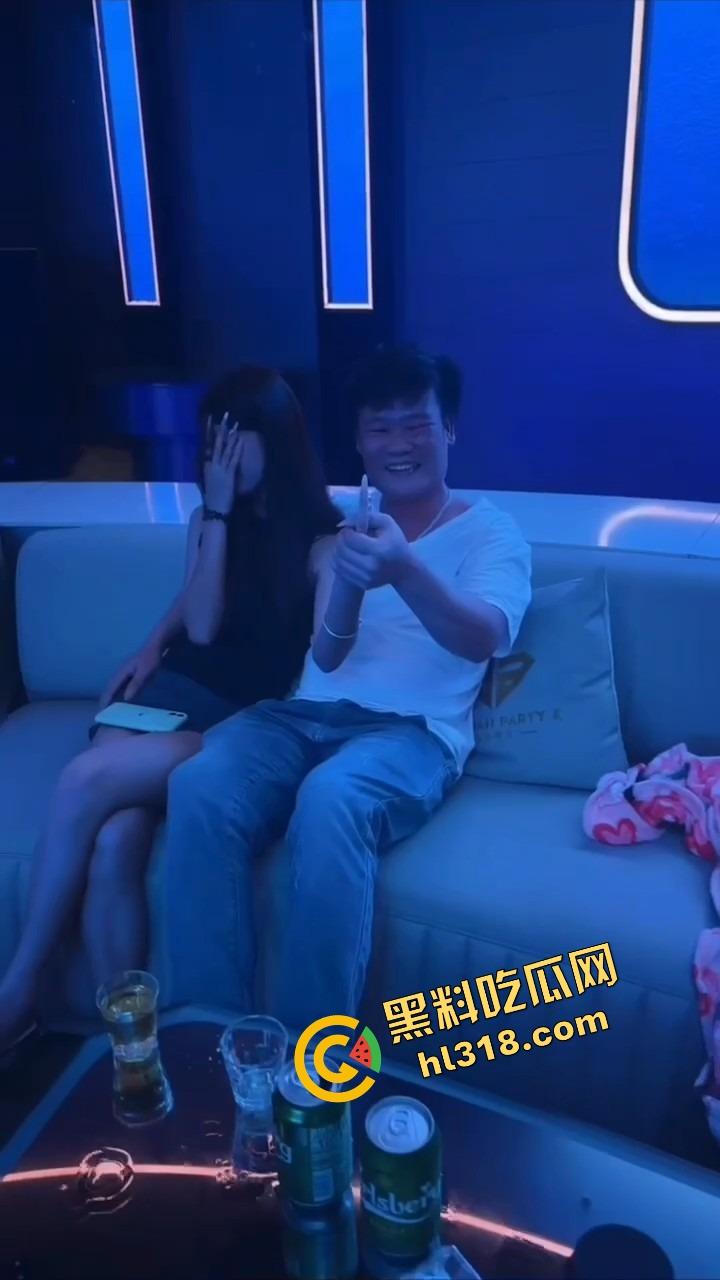 KTV点妹子亲一口嘴上全是面，差点以为哥们玩粉，这骚货不了得，这晚上不操说不过去！-4