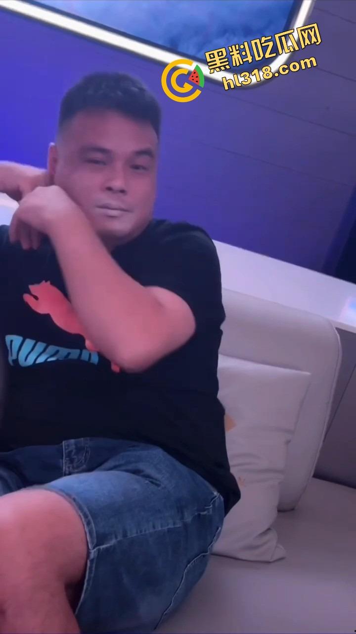 KTV点妹子亲一口嘴上全是面，差点以为哥们玩粉，这骚货不了得，这晚上不操说不过去！-7