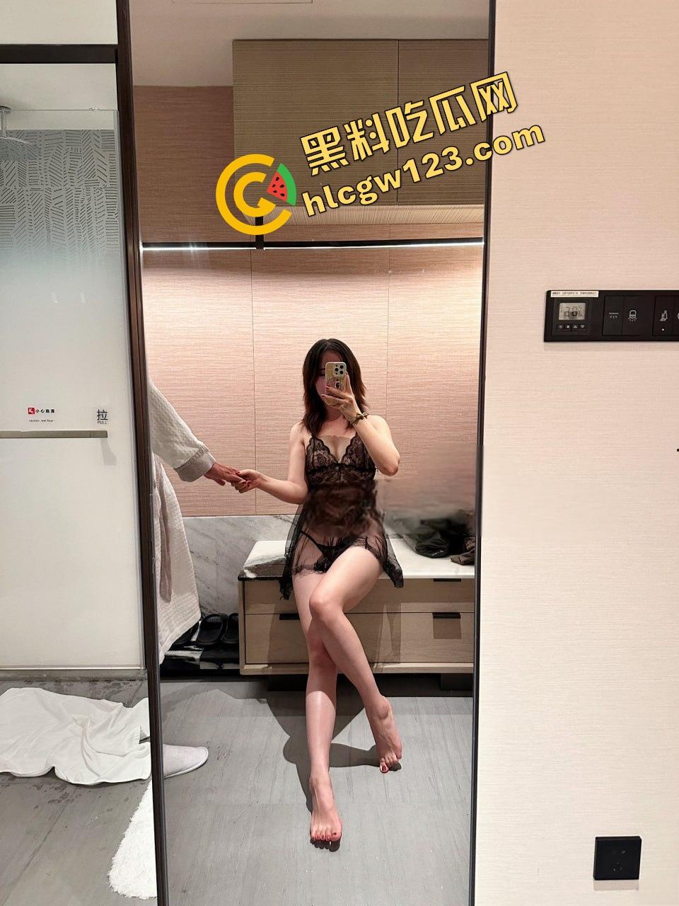 苏州白富美『桐柳』人前高贵冷艳，人后淫荡抓鸡狂魔！最爱不割的原生态，舔着舔着就主动骑上来了！-3