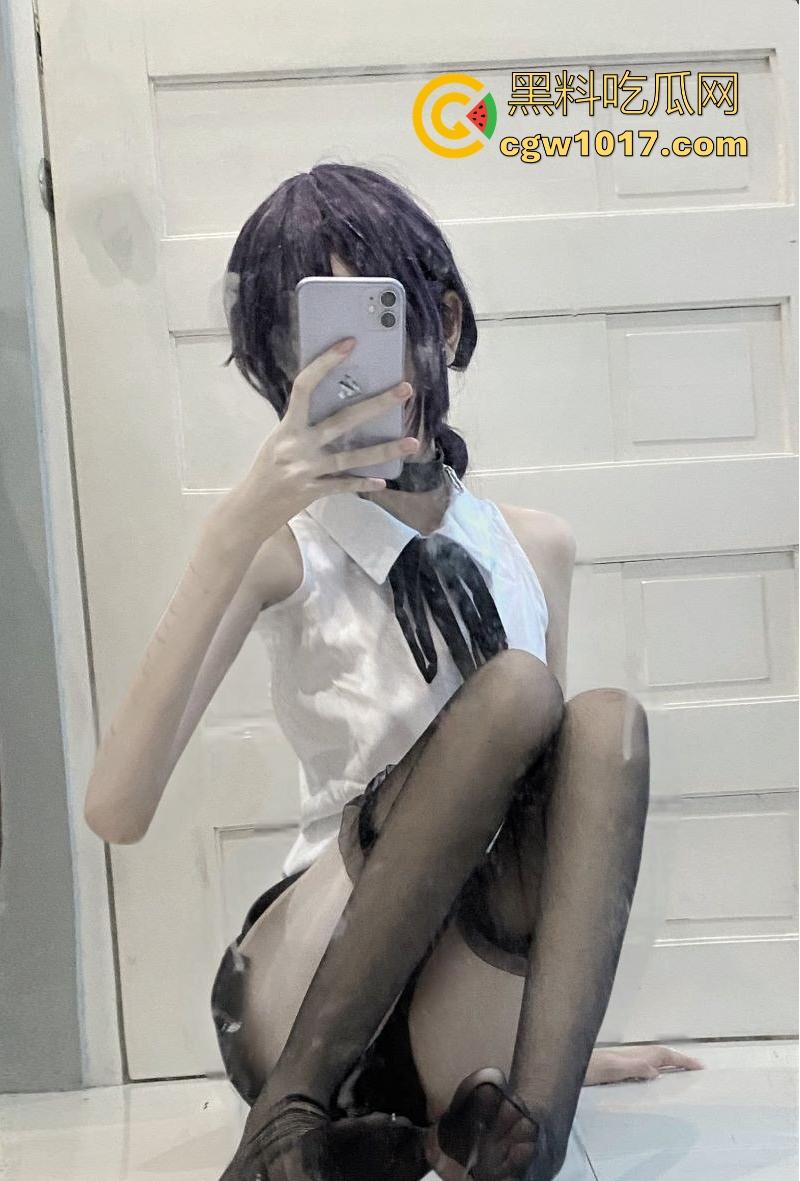 外网极品萝莉福利姬【凄】cos园丁蓝闺惊梦，极品白虎嫩逼插假鸡巴，反差到肾虚！-3