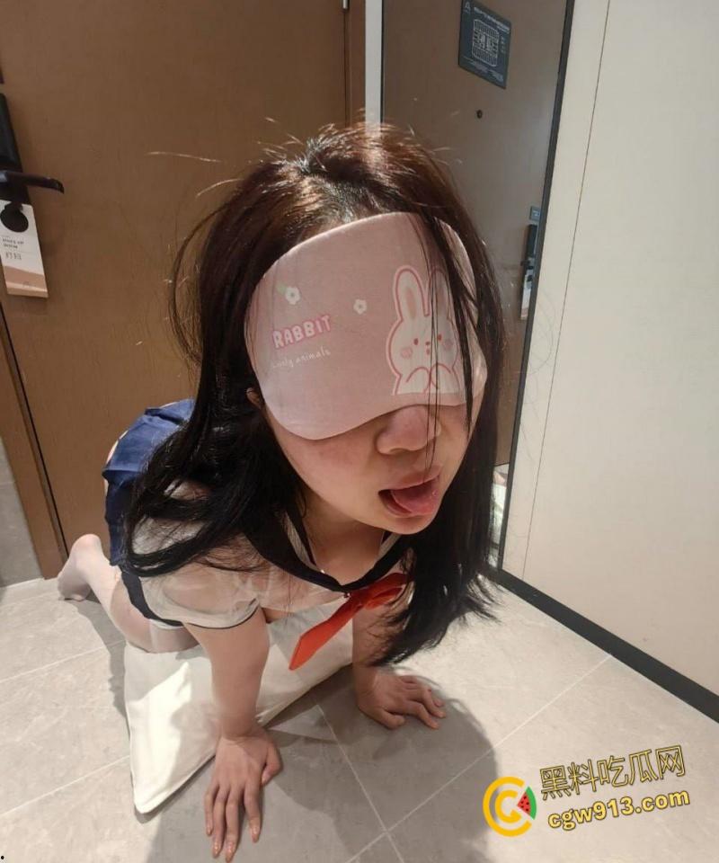 微胖才是极品，酒吧约炮爱穿情趣内衣的小坦克，蒙眼调教跪地口交，无套后入肉感翘臀 ！-5