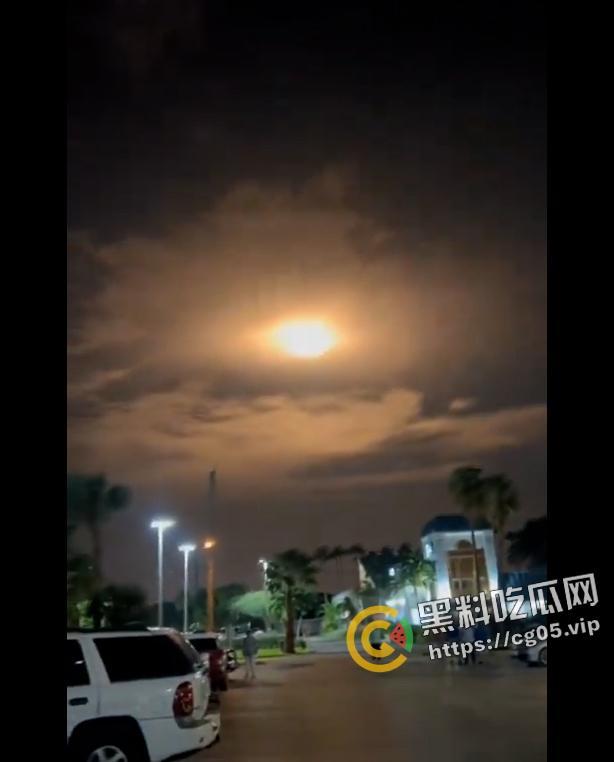 全球热瓜！迈阿密商场惊现外星人被60多辆警车包围 天空巨大发光源疑似ufo 难道他们不再隐藏了吗 现场监控曝光-3
