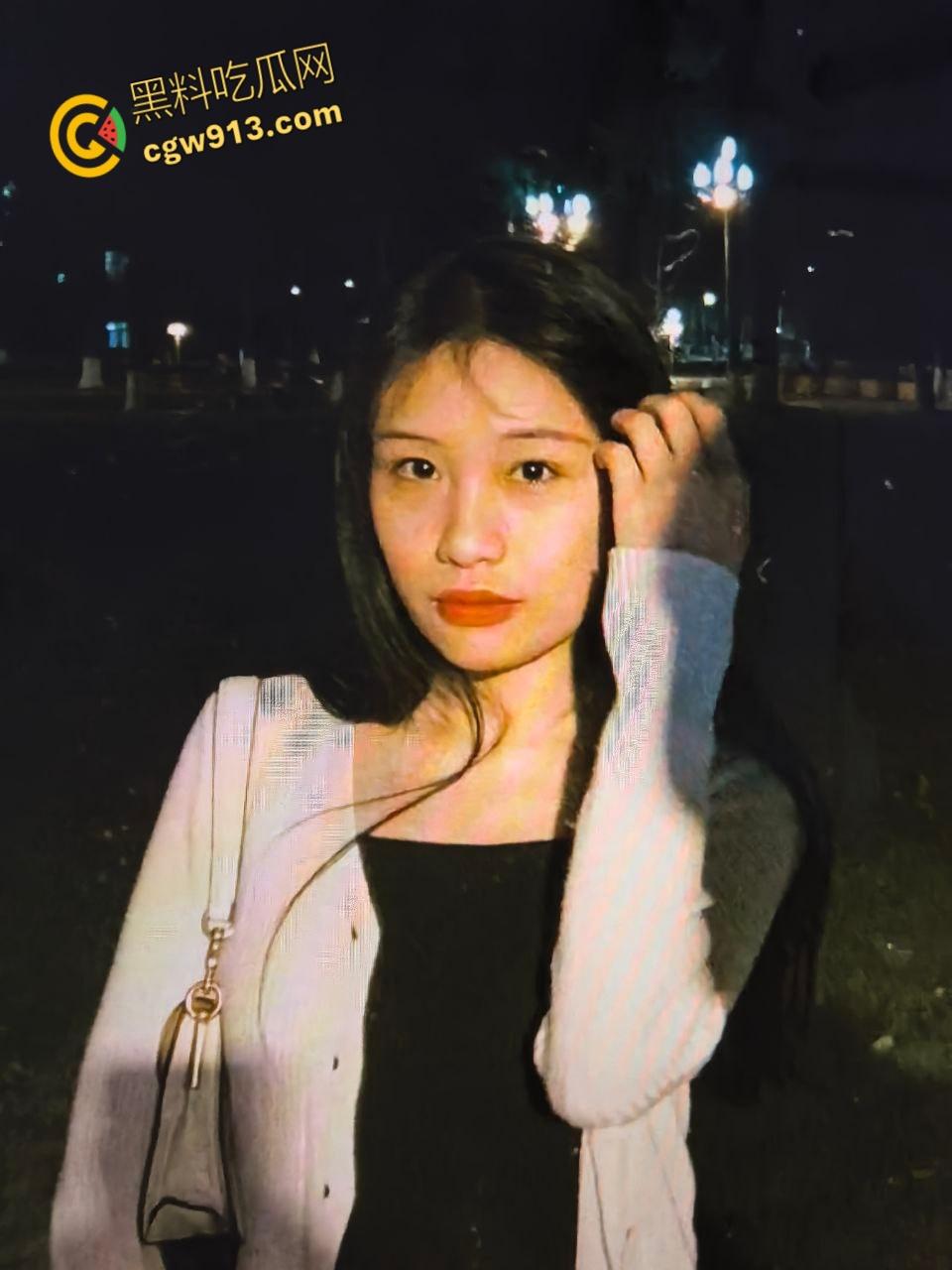 河北承德少妇【冯伟】,三十如狼四十如虎,背着老公偷情男大学生,黑丝翘臀疯狂打桩后入 !-6