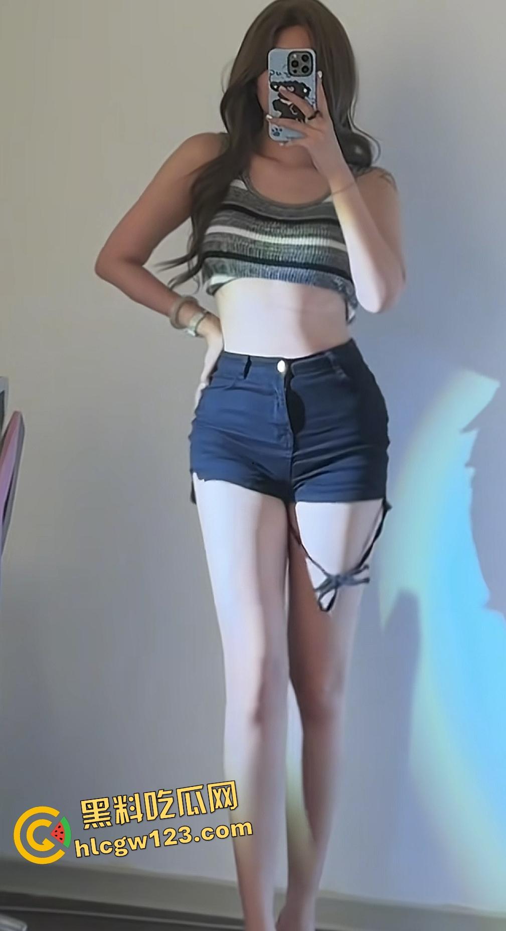 抖音【阿曼(小尨女)】在兰博基尼车内自慰，大屁股被性病金主后入内射，骚逼女孩的运气不会差！-3