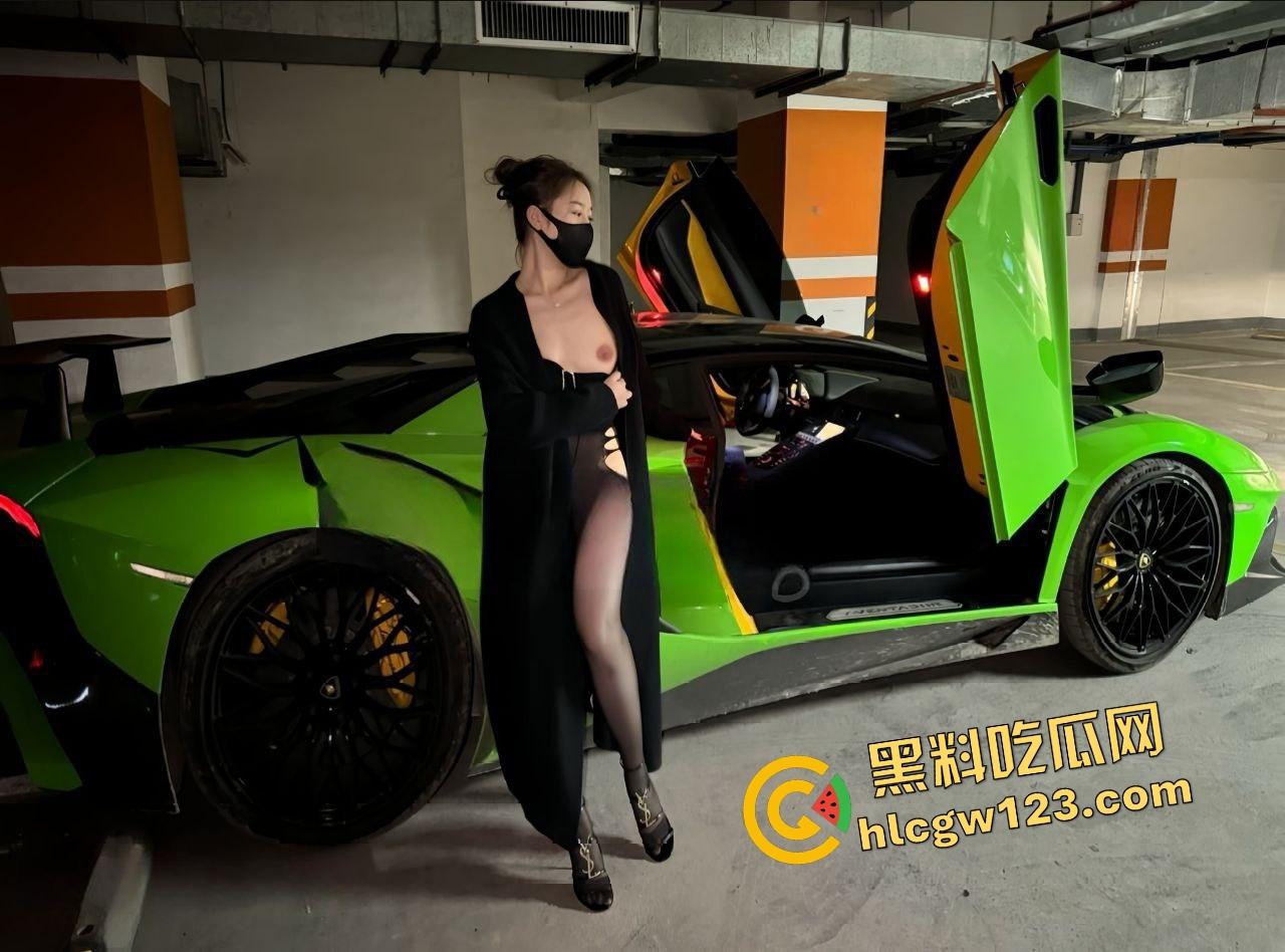 抖音【阿曼(小尨女)】在兰博基尼车内自慰，大屁股被性病金主后入内射，骚逼女孩的运气不会差！-5