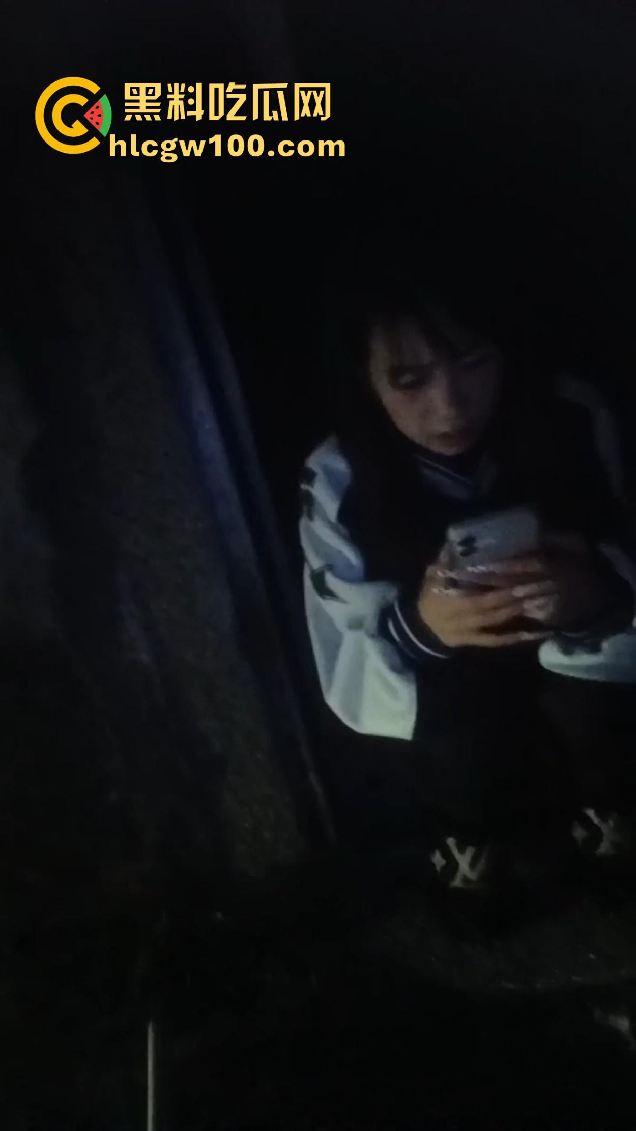 学生妹子放寒假都出来兼职站街，穿着校服卖快餐是勤工俭学还是逼良为娼？道德和地址哪个重要？-6