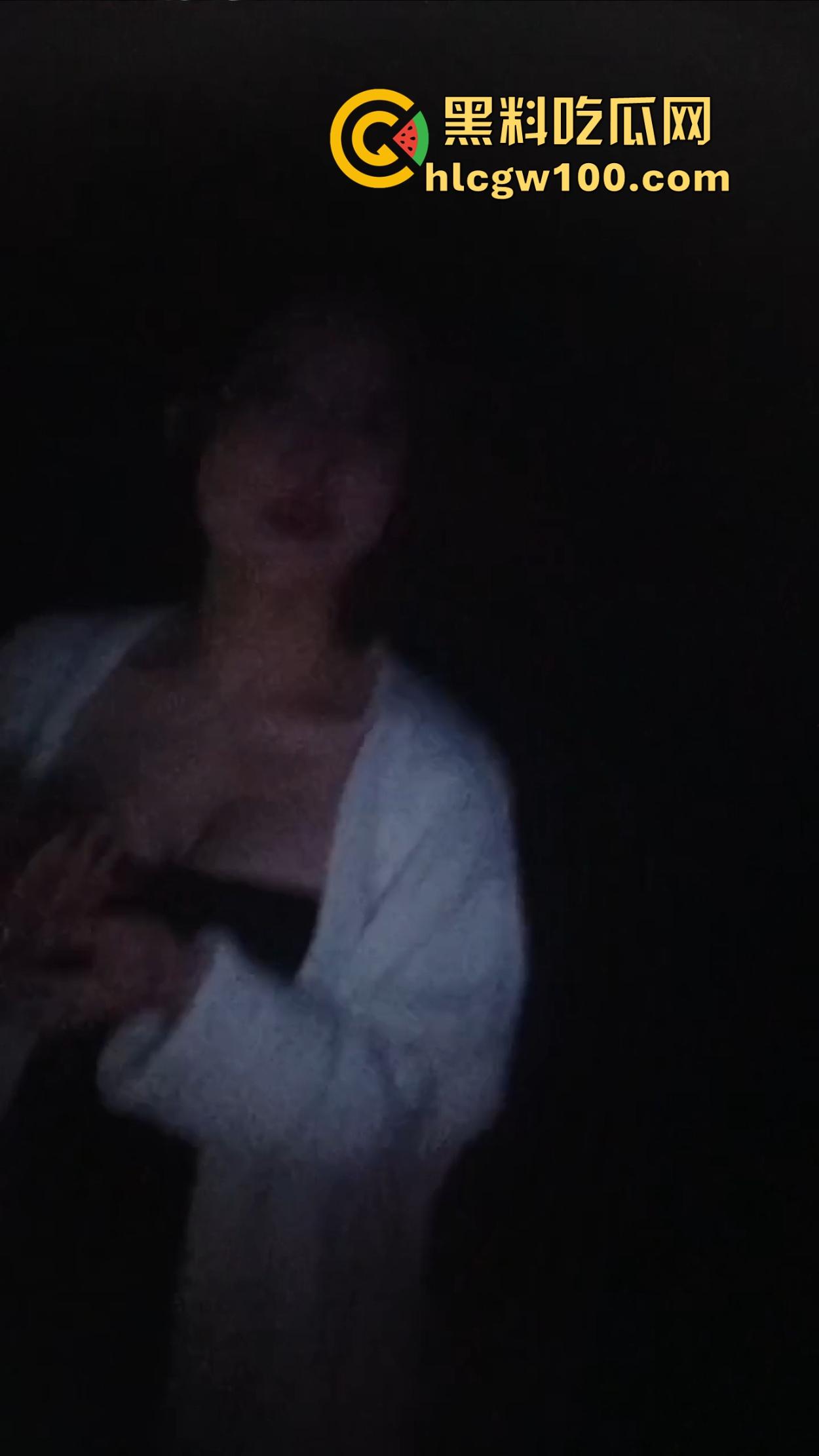 学生妹子放寒假都出来兼职站街，穿着校服卖快餐是勤工俭学还是逼良为娼？道德和地址哪个重要？-8